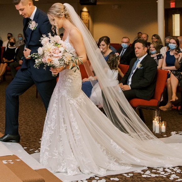 Elegant White Wedding Dress - Picture 8 of 8
